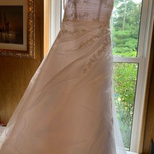 NWOT BEAUTIFULLY CRYSTAL DETAILED STRAPLESS WEDDING GOWN SIZE 10 LACES IN BACK